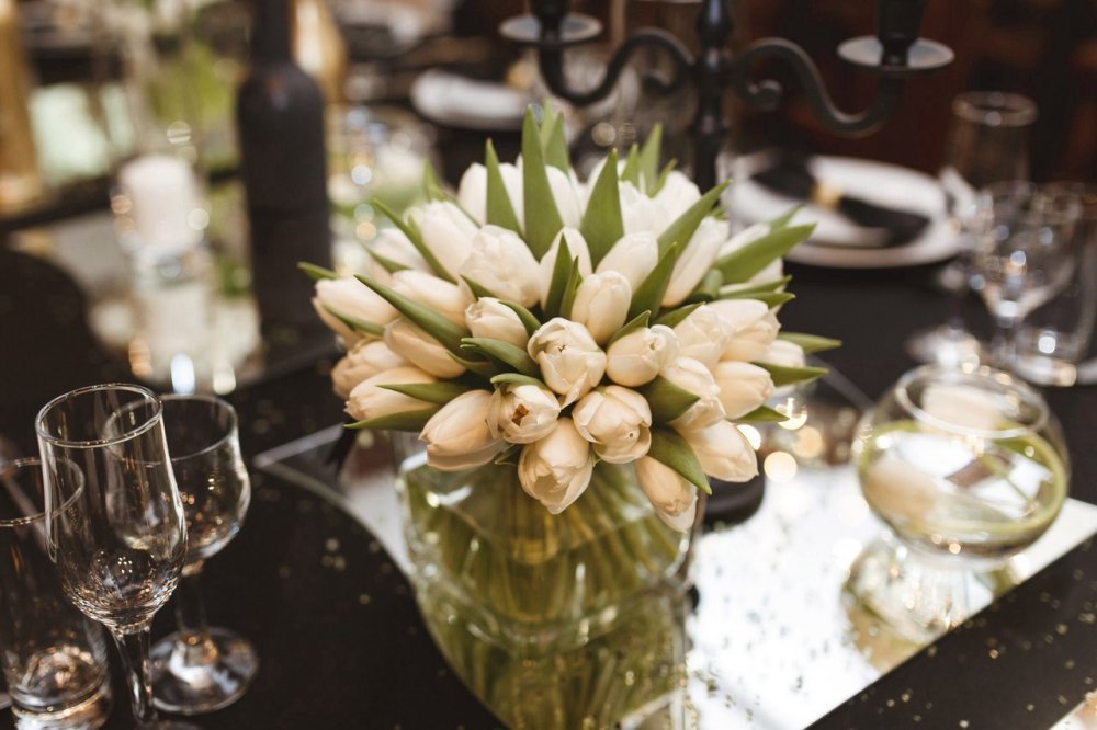 Сервировка праздничного ужина для гламурной вечеринки BLACK @ GOLD с тюльпанами