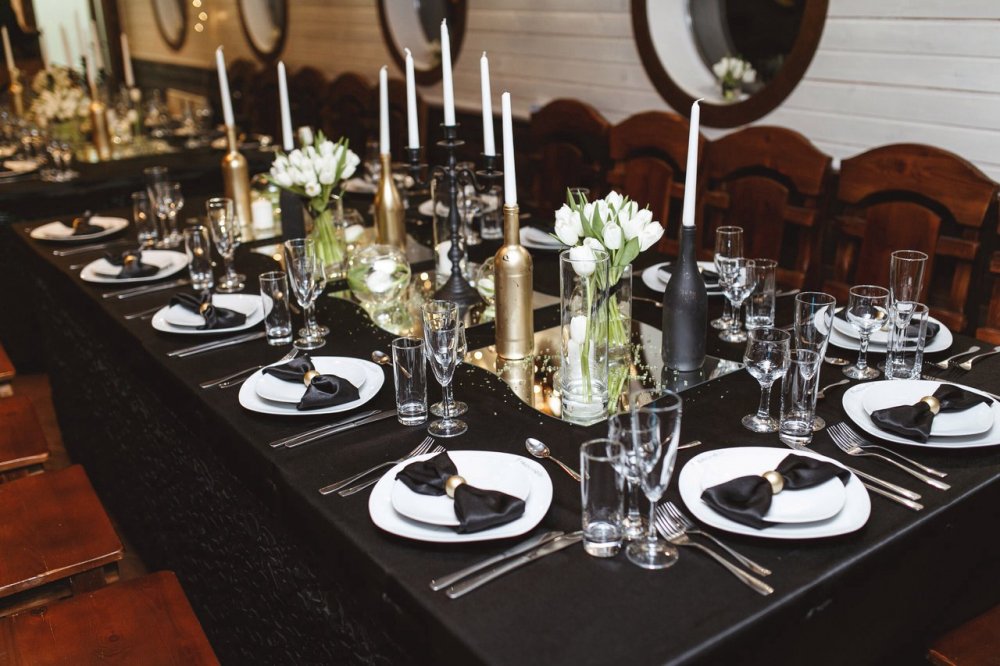 Сервировка праздничного ужина для гламурной вечеринки BLACK @ GOLD с тюльпанами