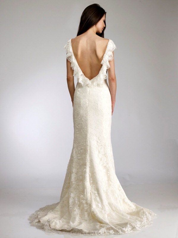 Платье невесты с кружевными воланами вокруг открытой спины