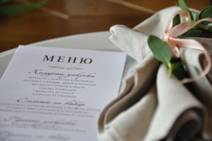 Персональная салфетка с веточкой эвкалипта и карточка меню на свадьбе в итальянском стиле